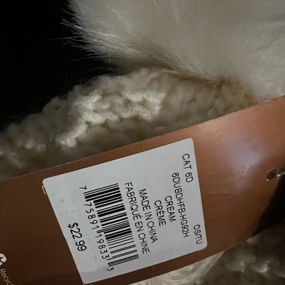 NWT Denver Hayes Ivory Knit Hat with Fluffy Pom-Pom - Picture 2 of 3